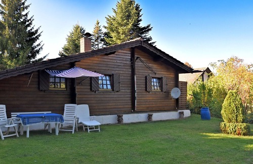 Battenhausen House | Detached wooden house with fireplace