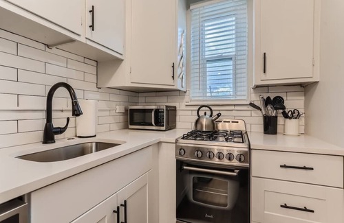 City Park Apartment | Detroit by Modern Midstay/On City Park! #T22