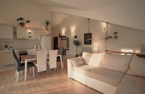 Denovici Apartment | DeVasco Designer Apartment 82sqm 150m to sea