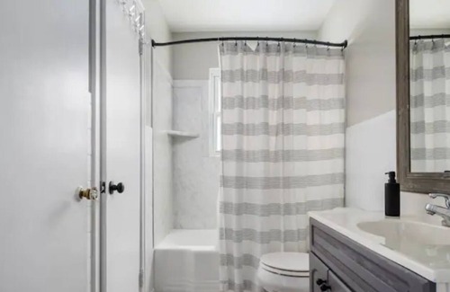Muncie House | Devon Delight - Cozy Muncie Retreat