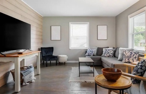 Muncie House | Devon Delight - Cozy Muncie Retreat