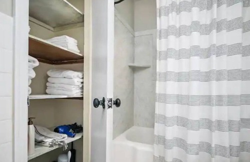 Muncie House | Devon Delight - Cozy Muncie Retreat