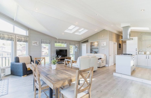 Paignton Cabin | Devon Hills Paignton-6* Platinum Lodge-Hot Tub-Size 44 x 22-AC-Very Private n