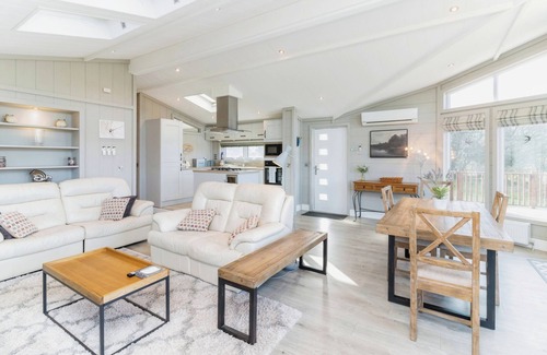 Paignton Cabin | Devon Hills Paignton-6* Platinum Lodge-Hot Tub-Size 44 x 22-AC-Very Private n