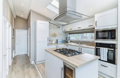 Paignton Cabin | Devon Hills Paignton-6* Platinum Lodge-Hot Tub-Size 44 x 22-AC-Very Private n
