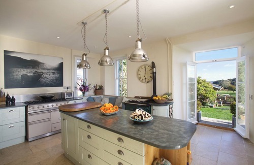 Manaton House | Devon Holiday Home with large garden, hot tub, Sleeps 9. Dartmoor. England