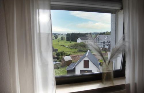 Michelbach Apartment | DG-Wohnung mit sonnigem Balkon