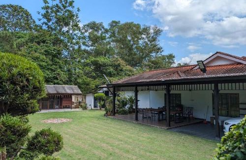 Kluang House | D’Garden Cottage with big field