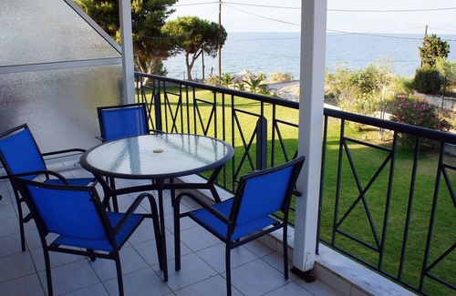 Sarakiniko Apartment | Diakopto beachfront, comfort single bedroom apartment (Punda Beach)