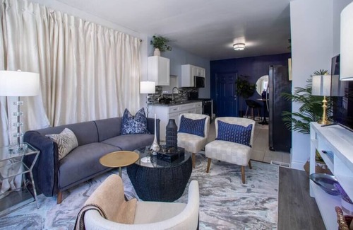 Melrose Park House | Diamond Blue | Free Parking | 15 min Chicago/Ohare
