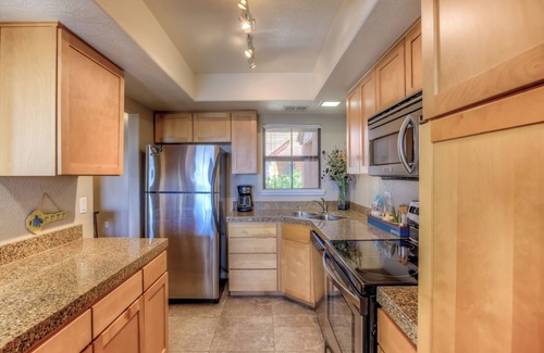 Tucson Condo | Diamond in the Desert. Well stocked, cozy and artistic condo