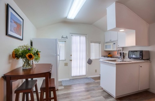 Village of La Jolla Apartment | Diamond in the Village - a/c, parking and walk to shops and restaurants