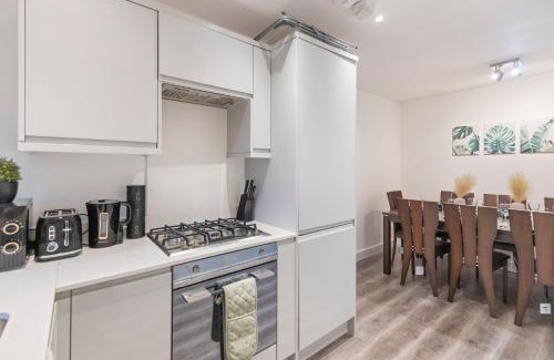 Haverstock Apartment | Diamond Suite Camden Town 3 Bedroom Sleeps 11