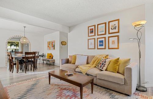 Forest Lawn House | Digital Nomad's Calgary Inner City Gem 3Bd, 5Bed, Sleeps 8, Main Level