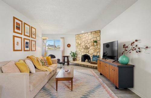Forest Lawn House | Digital Nomad's Calgary Inner City Gem 3Bd, 5Bed, Sleeps 8, Main Level