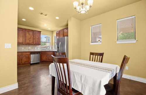 Heritage Hills House | Digital nomads! Private Yard+Fast wifi+2 monitor office in brilliant Austin