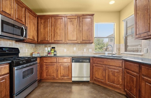 Heritage Hills House | Digital nomads! Private Yard+Fast wifi+2 monitor office in brilliant Austin
