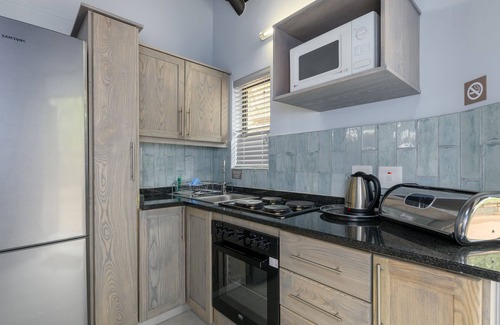 Madibeng Apartment | Dikhololo