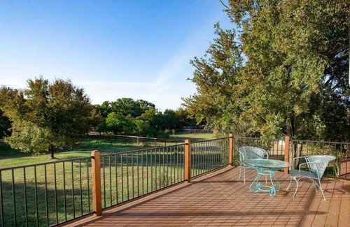 Waco House | Dinnerbell Big Yard & Games 15 Minutes to Downtown