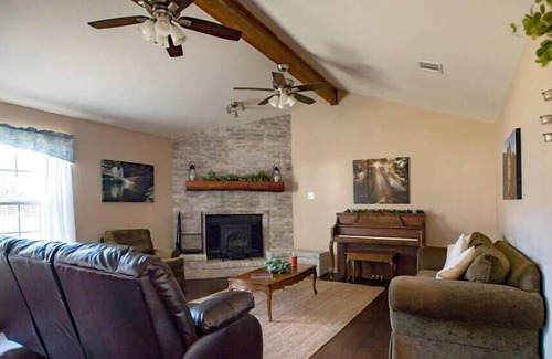 Waco House | Dinnerbell Big Yard & Games 15 Minutes to Downtown
