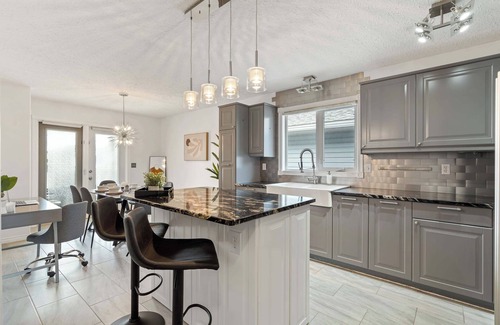 Drumheller House | Dino Roar | Family Friendly| BBQ & Close to Museum