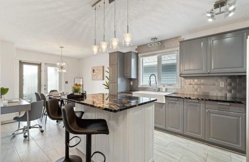 Drumheller House | Dino Roar I Sleeps 12 I New