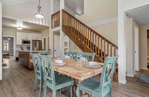 Drumheller House | Dino's Last Post | Sleeps 8 | Private Backyard! |