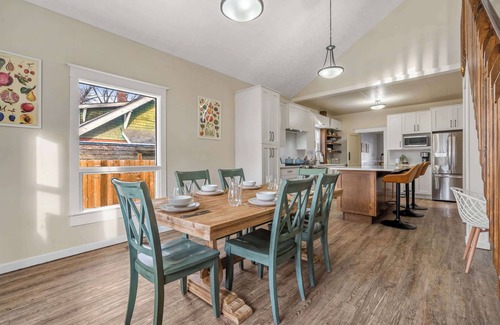 Drumheller House | Dino's Last Post | Sleeps 8 | Private Backyard! |