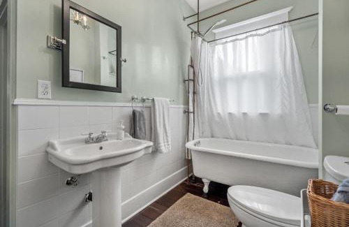 Drumheller House | Dinos Last Post - Family Friendly 4 Bedrooms