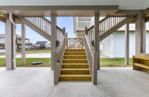 Crystal Beach House | Direct Beach Access Huge Deck Overlooking Canal
