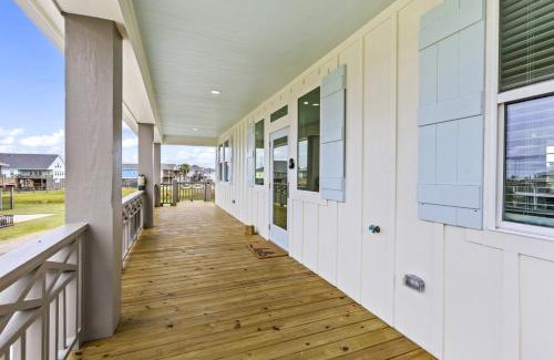 Crystal Beach House | Direct Beach Access Huge Deck Overlooking Canal