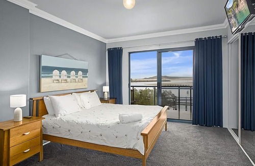 Nambucca Heads Apartment | Direct beach access and just a short walk to town centre, stunning estuary views!