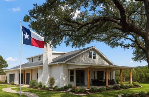 Laguna Park House | DIRECT LAKE ACCESS in a boutique-style lakehouse on Lake Whitney!