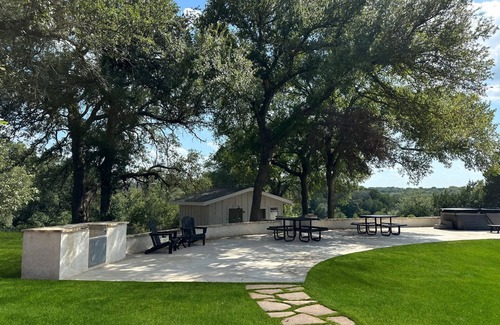 Laguna Park House | DIRECT LAKE ACCESS in a boutique-style lakehouse on Lake Whitney!