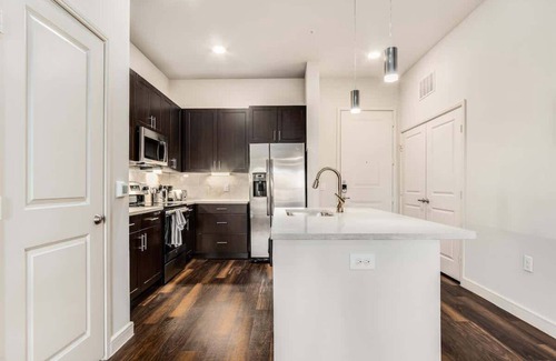 Richardson Apartment | Direct Trail Access! Parking, Pool, Gym 02