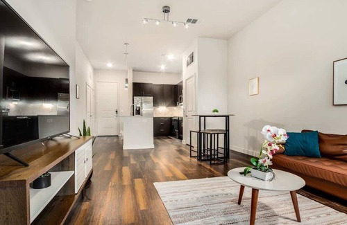 Richardson Apartment | Direct Trail Access! Parking, Pool, Gym 02