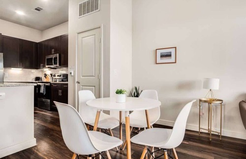 Richardson Apartment | Direct Trail Access! Parking, Pool, Gym 04
