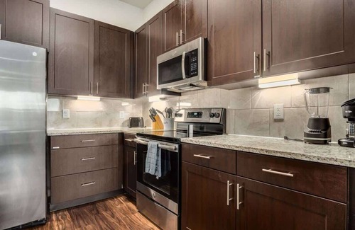 Richardson Apartment | Direct Trail Access! Parking, Pool, Gym 04