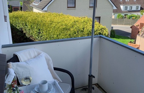 Busumer Deichhausen Apartment | Directly on the North Sea (200 m). Free beach chair on the dike (May - Sept.).