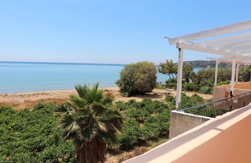 Pylos-Nestoras Apartment | Directly on the fine Memi sandy beach located studio with sea view.
