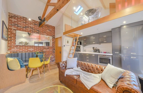 St Albans Apartment | Discount Relocation WiFi Sleeps 3