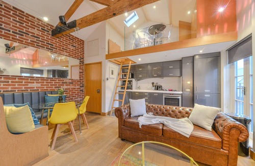 St Albans Apartment | Discount Relocation WiFi Sleeps 3