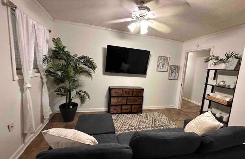 Fondren Apartment | Discounted Cozy Home with Modern Amenities
