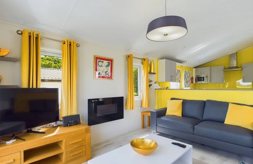 Cowes House | DISCOUNTED FERRIES with Medina Rise Lodge