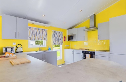 Cowes House | DISCOUNTED FERRIES with Medina Rise Lodge