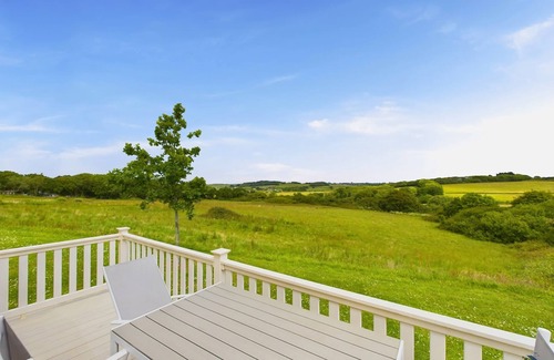 Cowes House | DISCOUNTED FERRIES with Medina Rise Lodge