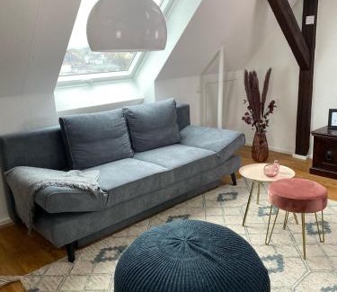 Eisenach Apartment | discovAIR Eisenach - Dachstudio Emma - Schwimmbad-Nah mit Netflix