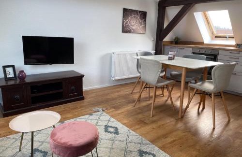 Eisenach Apartment | discovAIR Eisenach - Dachstudio Emma - Schwimmbad-Nah mit Netflix