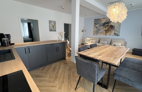 Eisenach Apartment | discovAIR Karl10 Central & Modern with Netflix