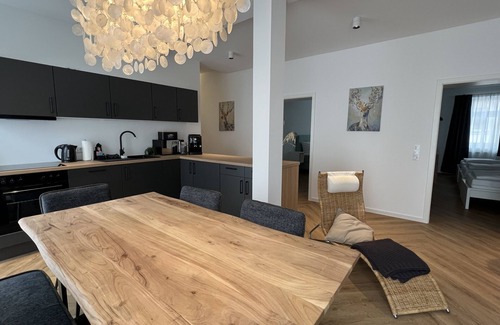 Eisenach Apartment | discovAIR Karl10 Central & Modern with Netflix